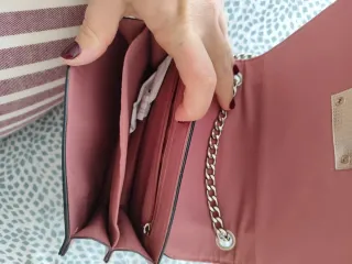 Bolso rosa con cadena plateada