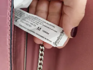 Bolso rosa con cadena plateada