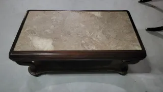 Mesa centro tampo mármore e madeira