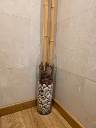 Jarrón cristal con bambú y piedras