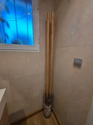 Jarrón cristal con bambú y piedras