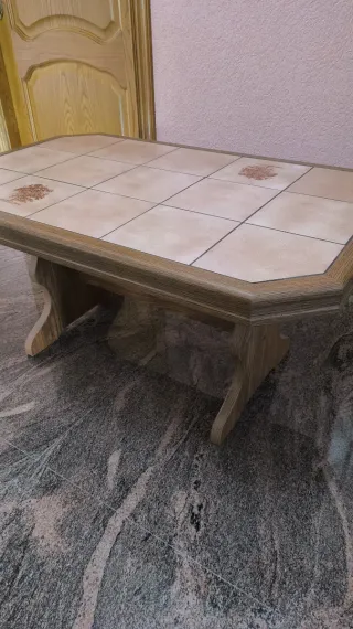 Mesa de centro con azulejos y madera