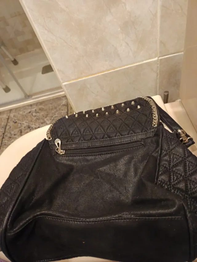 Bolso bandolera negro tachuelas