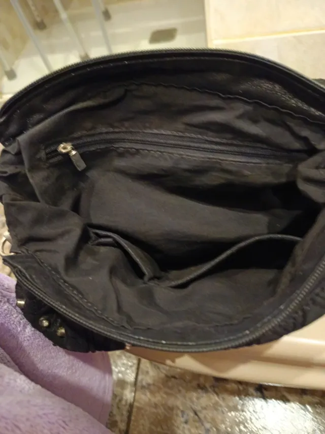 Bolso bandolera negro tachuelas