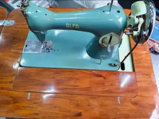 Máquina de coser Alfa clasic con mueble