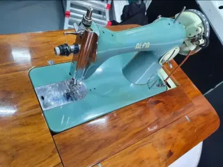 Máquina de coser Alfa clasic con mueble