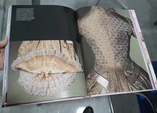 Moda. una Historia Desde el Siglo XVIII Al Sigl...