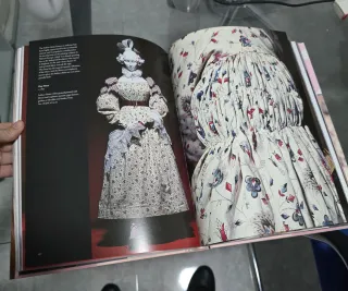 Moda. una Historia Desde el Siglo XVIII Al Sigl...