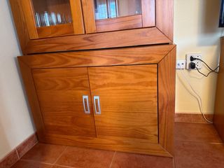 Mueble vitrina madera y cristal