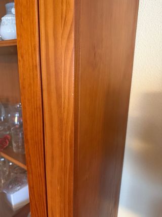 Mueble vitrina madera y cristal