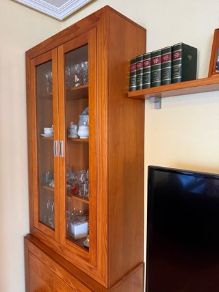 Mueble vitrina madera y cristal