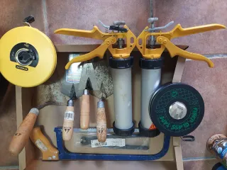 Cinta métrica, pistolas SIKA y más