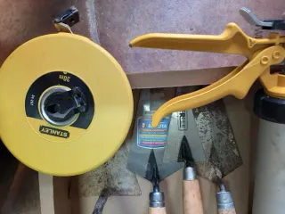 Cinta métrica, pistolas SIKA y más