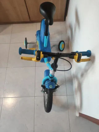 Bicicleta infantil azul con ruedines