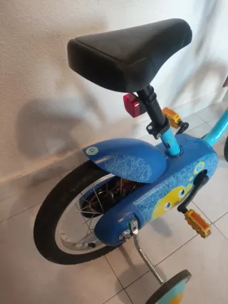 Bicicleta infantil azul con ruedines