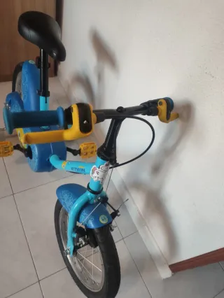 Bicicleta infantil azul con ruedines
