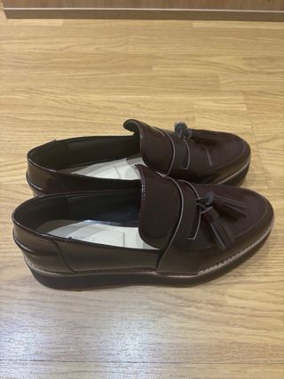 Zapatos burdeos plataforma con borlas