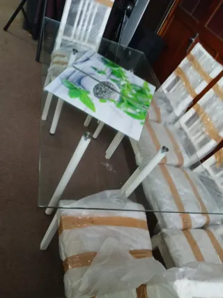 Mesa de cristal con 6 sillas blancas