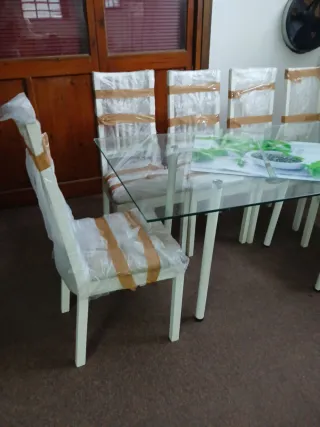 Mesa de cristal con 6 sillas blancas