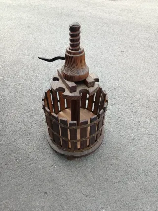 Pressa per bottiglie in legno decorativa