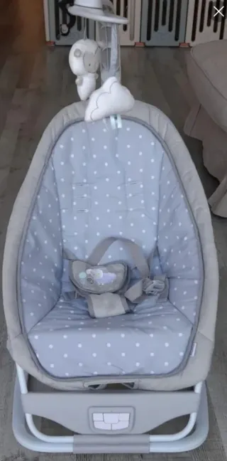 Mecedora para bebé gris con lunares