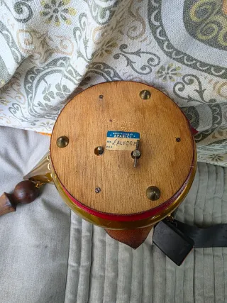 botijo antiguo con caja musical