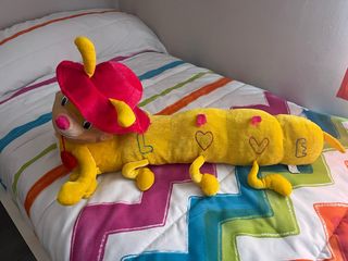Peluche Gusano Amarillo con Sombrero Rojo