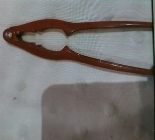 Cascanueces rojo de hierro