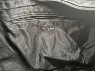 Bolso negro con tachas doradas