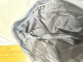 Bolso negro con tachas doradas