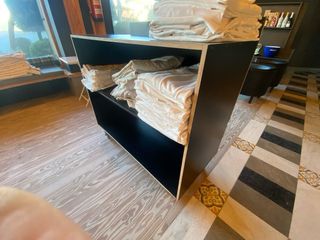 Mueble negro con ruedas para mantelerías