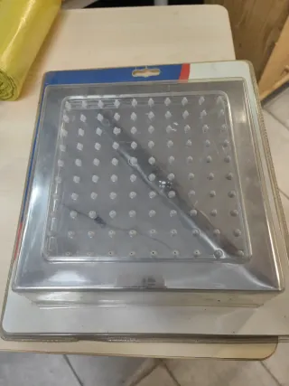 Soffione doccia quadrato in metallo e plastica
