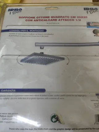 Soffione doccia quadrato in metallo e plastica