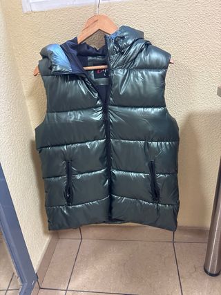 Chaleco acolchado verde con capucha