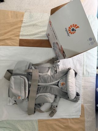 Portabebés Ergobaby Omni Breeze Gris + babero