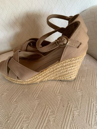 Sandálias Sfera bege e castanhas