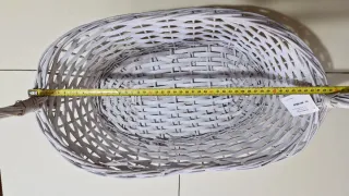 Cesta de mimbre blanca con asa