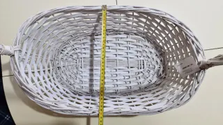 Cesta de mimbre blanca con asa