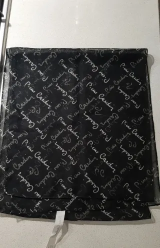 Foulard Pierre Cardin nero con logo