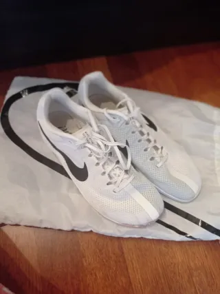 Zapatillas Nike Atletismo Grises Blancas con clavo