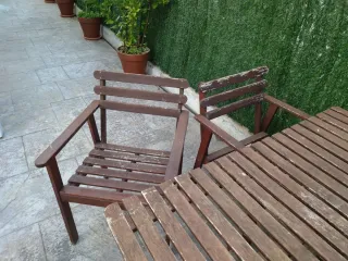 Mesa y 4 sillas de jardín de madera