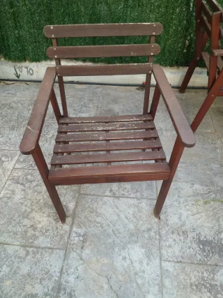 Mesa y 4 sillas de jardín de madera