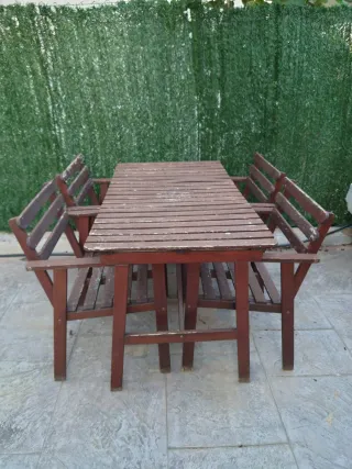 Mesa y 4 sillas de jardín de madera