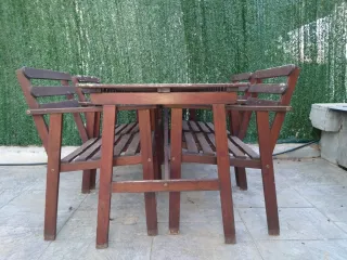 Mesa y 4 sillas de jardín de madera