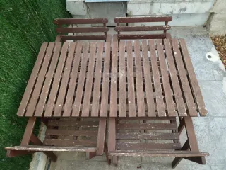 Mesa y 4 sillas de jardín de madera