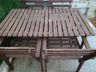 Mesa y 4 sillas de jardín de madera