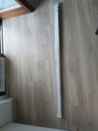 3 Tende plissettate, 4 a rullo di colore bianco.