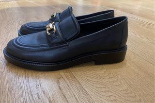 Mocasines Zara Negros con Hebilla Dorada