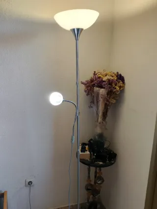 Lámpara de pie moderna con luz auxiliar