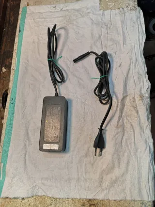 Cargador Xiaomi Patinete Eléctrico